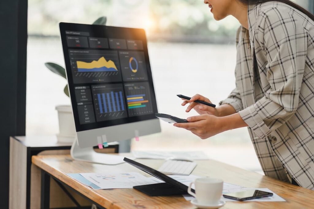 A woman works on her computer to anticipate growth.